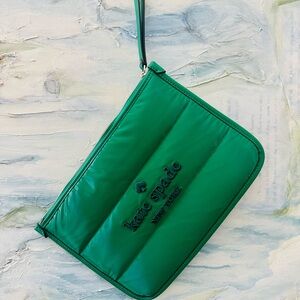 KATE SPADE ELLA PUFFER KELLY GREEN WRISTLET size 7 1/2 x 11